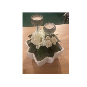 Dekoration med 2 fyrfads stager i glas